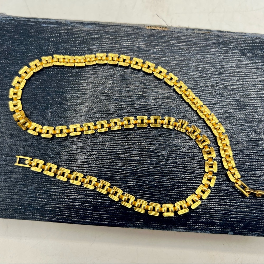 Vintage gold tone mesh link 16” chain necklace - Picture 2 of 6